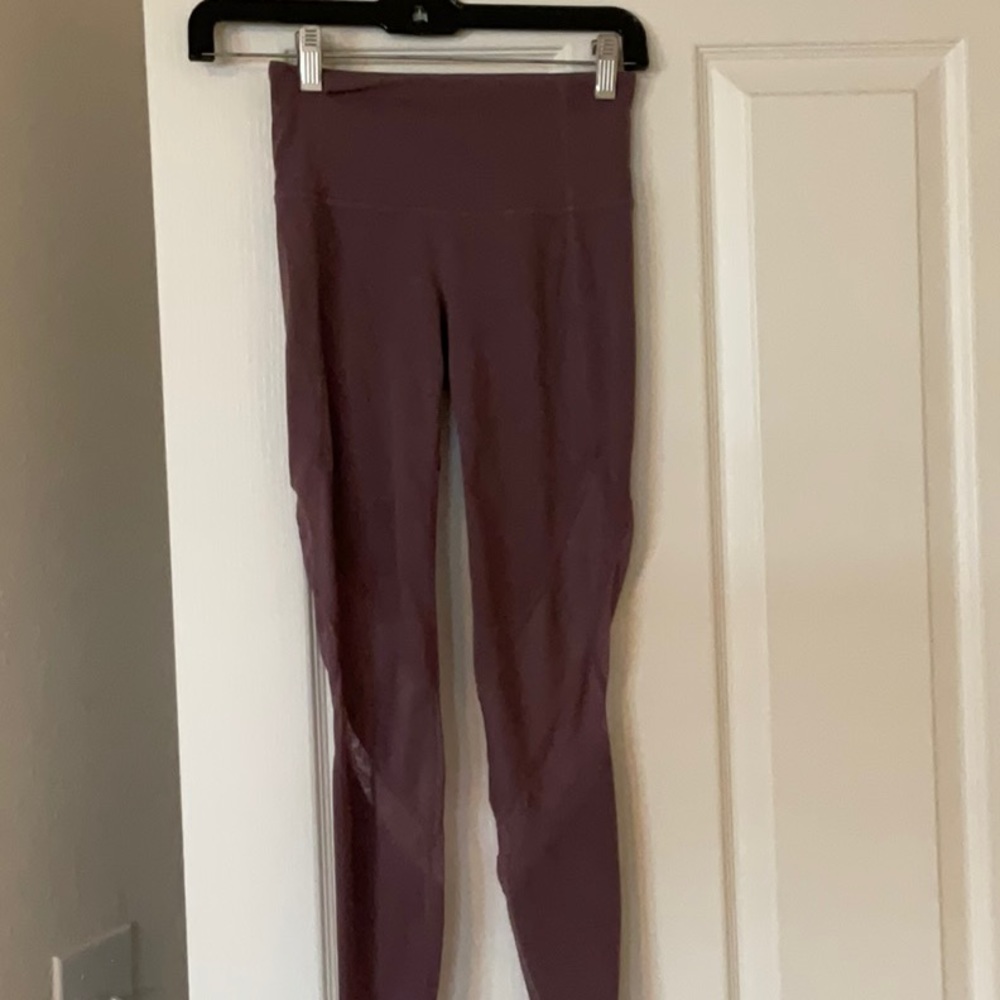 EUC 7/8 Athleta legging with mesh insert